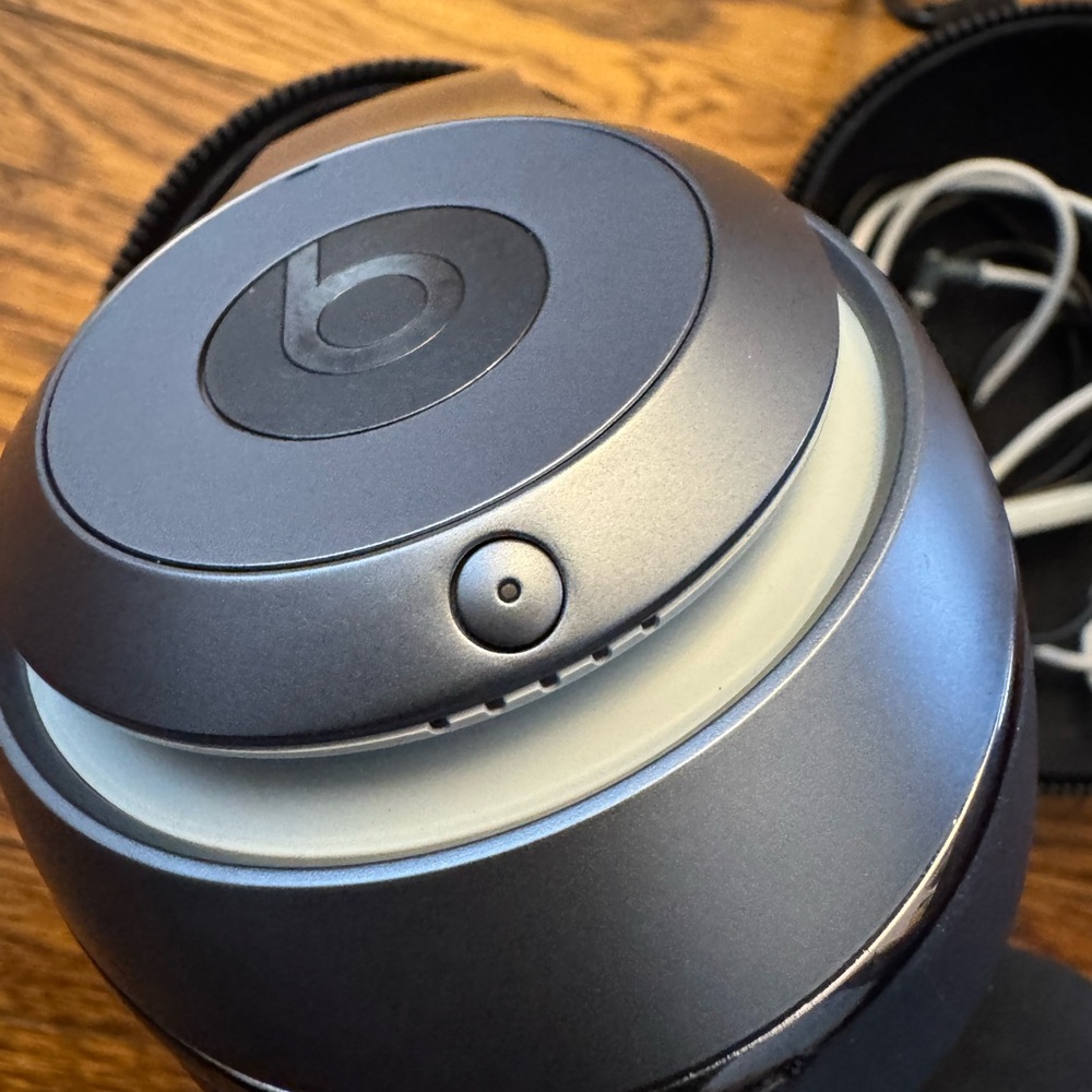 AUTHENTIC BEATS BLUE WIRELESS Headphones with ORIGINAL Case. - Picture 12 of 16